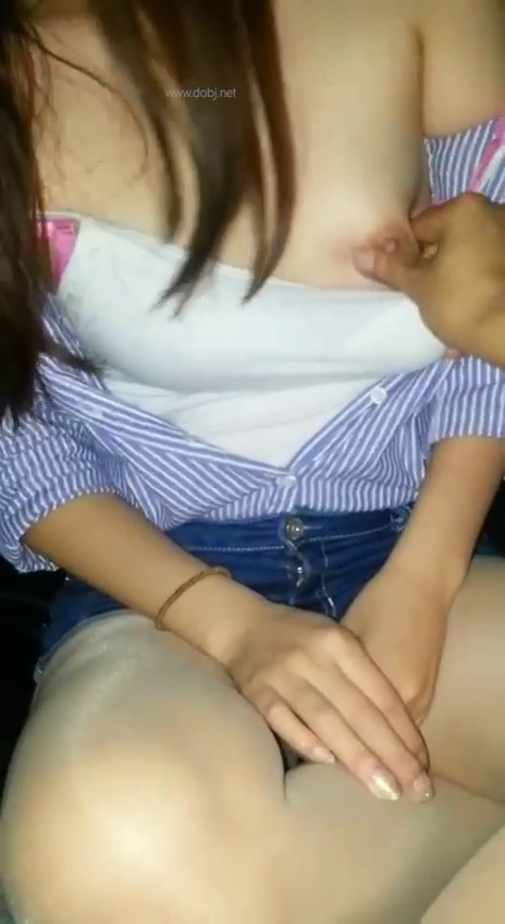 คลิปคนขับแกร็ปให้ลูกค้าสาวสวยโม๊กควยให้บนรถ