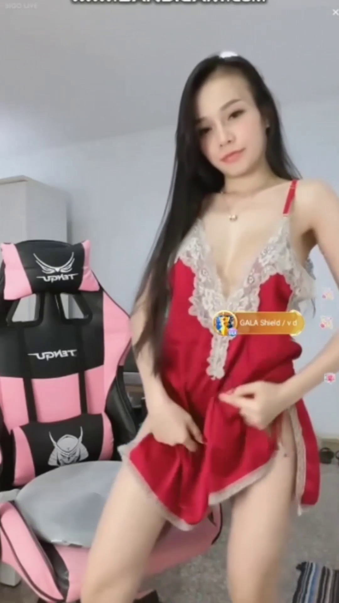 คลิปสาวชุดนอนลูกไม้แดงตัวเล็กเอวดี